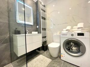 Ένα μπάνιο στο Apartament No 403 Lebada Lake Residence