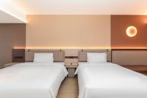 Postel nebo postele na pokoji v ubytování Mehood Lestie International Hotel Zhuhai Lovers Road Branch - Free breakfast & Free afternoon tea & Free midnight snack