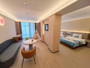 Postel nebo postele na pokoji v ubytování Mehood Lestie International Hotel Zhuhai Lovers Road Branch - Free breakfast & Free afternoon tea & Free midnight snack