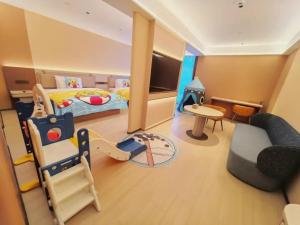 Postel nebo postele na pokoji v ubytování Mehood Lestie International Hotel Zhuhai Lovers Road Branch - Free breakfast & Free afternoon tea & Free midnight snack