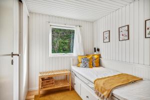 un dormitorio con una cama y una ventana en Stunning Home In Ebeltoft With 3 Bedrooms And Internet, en Ebeltoft
