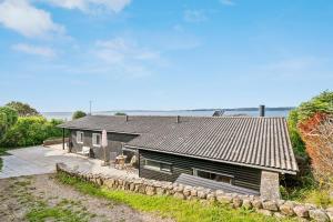 una casa con una pared de piedra junto a un patio en Stunning Home In Ebeltoft With 3 Bedrooms And Internet, en Ebeltoft