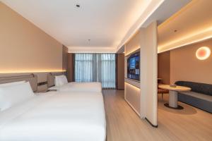 Postel nebo postele na pokoji v ubytování Mehood Lestie International Hotel Zhuhai Lovers Road Branch - Free breakfast & Free afternoon tea & Free midnight snack