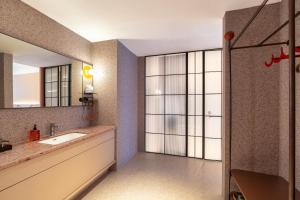 Koupelna v ubytování Mehood Lestie International Hotel Zhuhai Lovers Road Branch - Free breakfast & Free afternoon tea & Free midnight snack