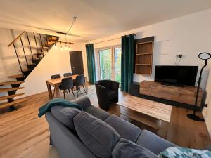 TV a/nebo společenská místnost v ubytování Apartmány Neli a Kubík