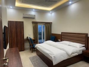 SS Farms Hotel & Resort客房内的一张或多张床位