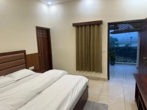 SS Farms Hotel & Resort客房内的一张或多张床位