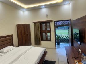SS Farms Hotel & Resort客房内的一张或多张床位