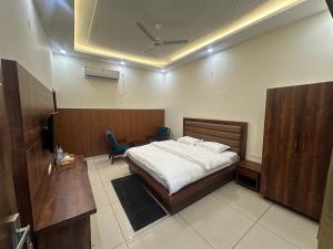 SS Farms Hotel & Resort客房内的一张或多张床位