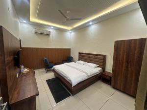 SS Farms Hotel & Resort客房内的一张或多张床位