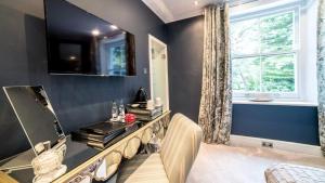 a dressing room with a mirror and a dressing table at Derby Manor in Bournemouth