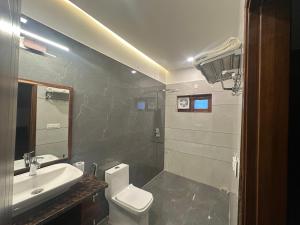 索尼帕特SS Farms Hotel & Resort的配有白色马桶和水槽的浴室