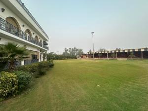 SS Farms Hotel & Resort外面的花园