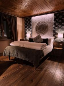 a bedroom with a large bed and two lamps at Le Samovar Guest House in Breuil-Cervinia