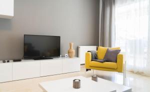 A television and/or entertainment centre at Moderno Apartamento en Guadalmina Golf - Marbella