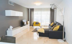 A seating area at Moderno Apartamento en Guadalmina Golf - Marbella