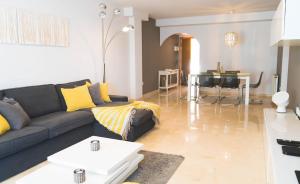 A seating area at Moderno Apartamento en Guadalmina Golf - Marbella