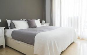 A bed or beds in a room at Moderno Apartamento en Guadalmina Golf - Marbella