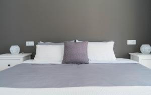 A bed or beds in a room at Moderno Apartamento en Guadalmina Golf - Marbella