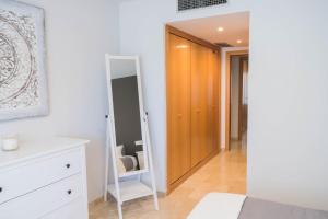 A bed or beds in a room at Moderno Apartamento en Guadalmina Golf - Marbella