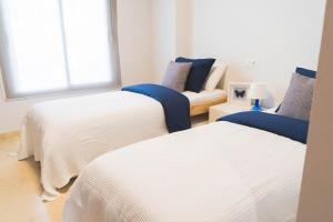 A bed or beds in a room at Moderno Apartamento en Guadalmina Golf - Marbella