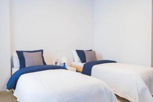A bed or beds in a room at Moderno Apartamento en Guadalmina Golf - Marbella