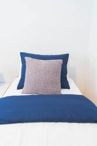 A bed or beds in a room at Moderno Apartamento en Guadalmina Golf - Marbella