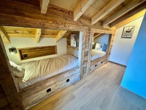 a room with two bunk beds in a log cabin at Chalet traditionnel Haute Nendaz in Nendaz