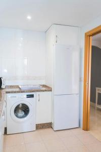 A kitchen or kitchenette at Moderno Apartamento en Guadalmina Golf - Marbella