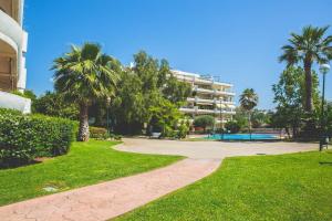 The swimming pool at or close to Moderno Apartamento en Guadalmina Golf - Marbella