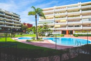 The swimming pool at or close to Moderno Apartamento en Guadalmina Golf - Marbella