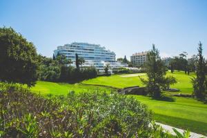 A garden outside Moderno Apartamento en Guadalmina Golf - Marbella