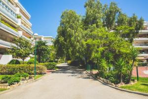 A garden outside Moderno Apartamento en Guadalmina Golf - Marbella