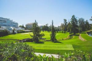A garden outside Moderno Apartamento en Guadalmina Golf - Marbella