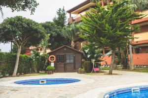 Bazén v ubytování Apartamento Las Chapas - bonito y tranquilo nebo v jeho okolí