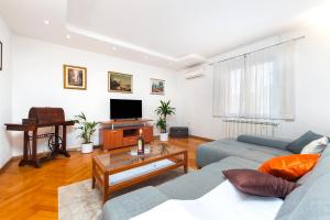 TV a/nebo společenská místnost v ubytování Apartments Carmelo