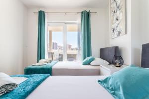 Posteľ alebo postele v izbe v ubytovaní Luxury modern penthouse w jacuzzi & huge terrace + 37 fotografií