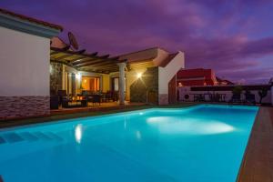 Basen w obiekcie Villa Maca by Villa Plus lub w pobliżu