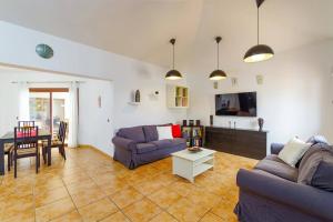 salon z dwiema kanapami i stołem w obiekcie Villa Maca by Villa Plus w Corralejo