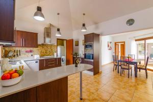 Kuchnia lub aneks kuchenny w obiekcie Villa Maca by Villa Plus