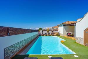 Basen w obiekcie Villa Maca by Villa Plus lub w pobliżu