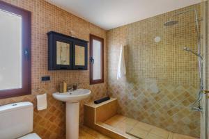 łazienka z umywalką i prysznicem w obiekcie Villa Maca by Villa Plus w Corralejo