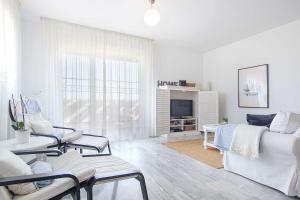 Televízia a/alebo spoločenská miestnosť v ubytovaní Precioso ático en Cabopino - Marbella