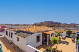 biały dom z widokiem na pustynię w obiekcie Villa Maca by Villa Plus w Corralejo