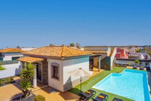 obraz willi z basenem w obiekcie Villa Maca by Villa Plus w Corralejo