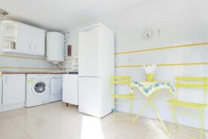 Kuchyňa alebo kuchynka v ubytovaní Precioso ático en Cabopino - Marbella
