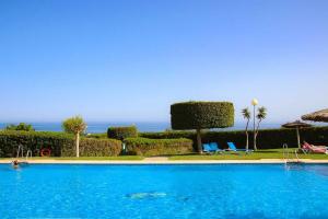 Bazén v ubytovaní Precioso ático en Cabopino - Marbella alebo v jeho blízkosti