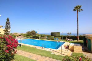 Bazén v ubytovaní Precioso ático en Cabopino - Marbella alebo v jeho blízkosti