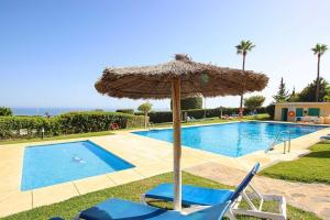 Bazén v ubytovaní Precioso ático en Cabopino - Marbella alebo v jeho blízkosti