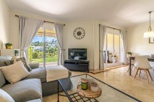 TV a/nebo společenská místnost v ubytování Spacious 3 BED Home in La Quinta Golf- Marbella